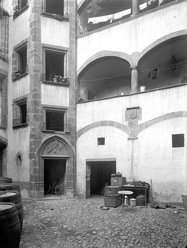 Cour intérieure : Tourelle d'escalier et galeries