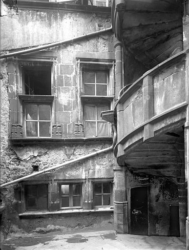 Cour intérieure : Fenêtres et escalier