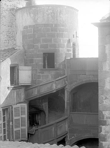 Cour intérieure prise du toit : Tourelle d'escalier (partie supérieure)