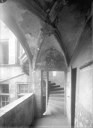 Vue intérieure d'une galerie, vers l'escalier