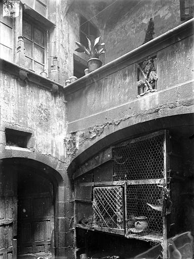 Cour intérieure : Galerie avec bas-relief de saint Christophe