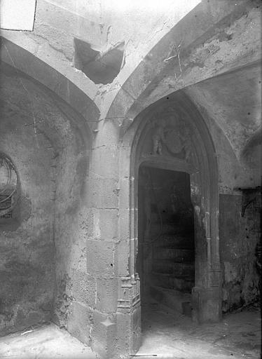 Cour intérieure : Petite porte d'escalier, au rez-de-chaussée