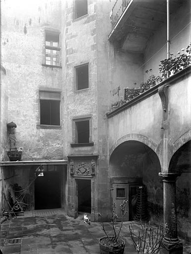 Cour intérieure : Tourelle d'escalier et galerie