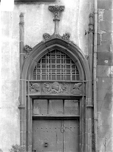 Façade sur rue : Porte flamboyante avec bas-relief représentant Suzanne et les Vieillards