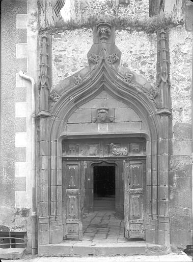 Façade sur rue : Porte du 15ème siècle