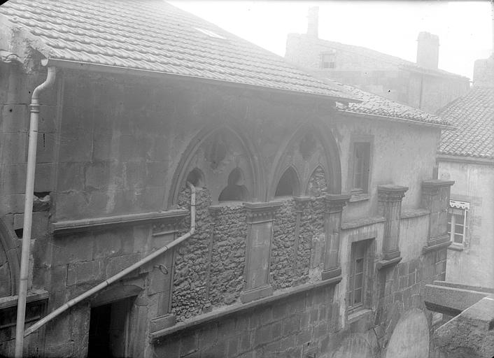 Façade sur rue : Fenêtres de l'étage supérieur