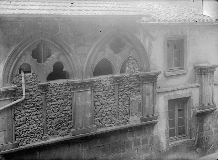 Façade sur rue : Fenêtres de l'étage supérieur