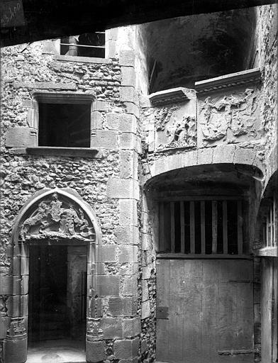 Cour intérieure : Porte de la tourelle d'escalier et galerie