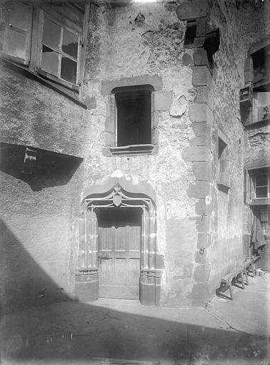 Cour intérieure : Façade et porte