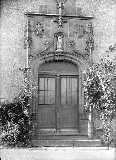 Façade sur rue : Porte du 16ème siècle