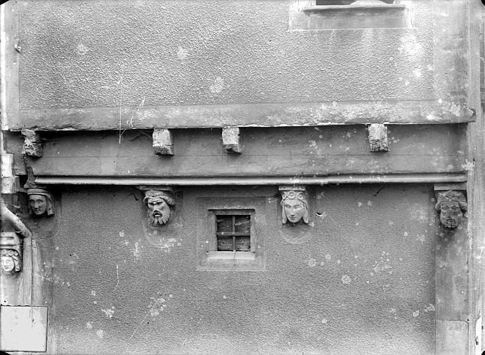 Façade sur rue : Corbeaux sculptés