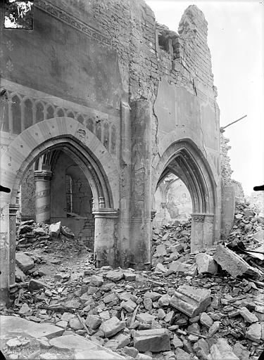 Vue intérieure de la nef : Deux grandes arcades