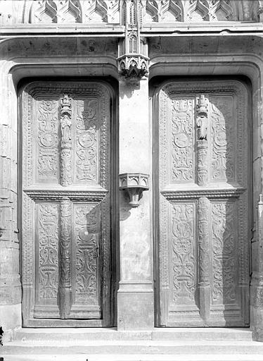 Portail de la façade ouest : Portes à vantaux de style Renaissance