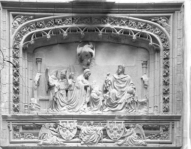 Haut-relief surmontant la porte d'entrée : Le Couronnement de la Vierge. Ecus aux armes d'Orléans