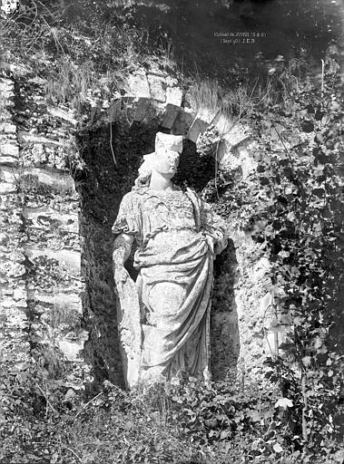 Statue située dans une niche de la terrasse : Minerve