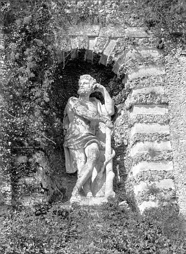 Statue située dans une niche de la terrasse : Hercule