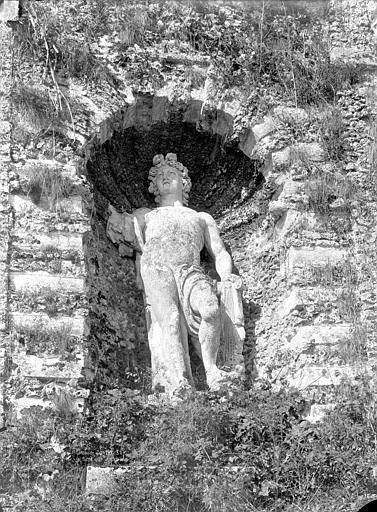 Statue située dans une niche de la terrasse : Apollon