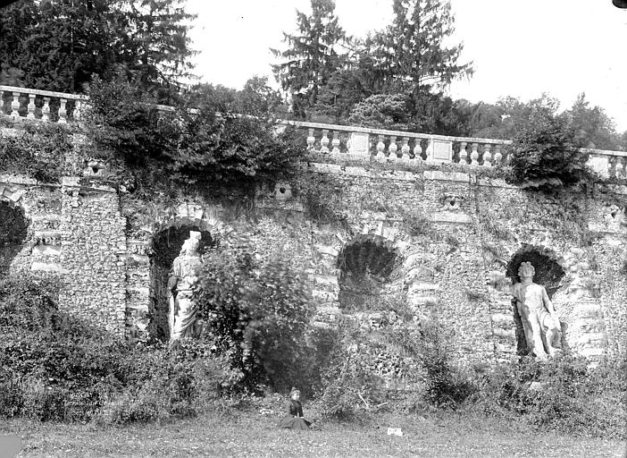 Partie centrale de la terrasse : Niches abritant des statues