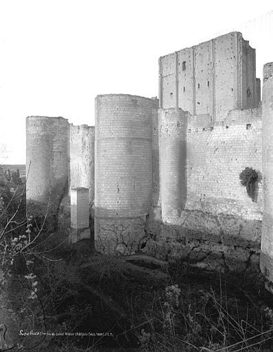 Vieux Château : Tours à éperon de l'enceinte sud et donjon