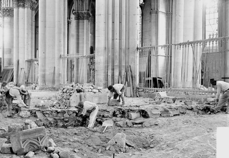 Fouilles exécutées le 30 août 1919, dans le sol du sanctuaire à l'endroit du maître-autel,  faisant découvrir les débris du jubé