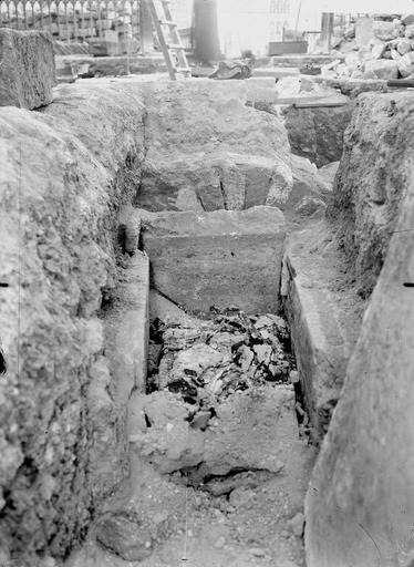 Ouverture de la tombe de l'archevêque Raynauld du Bellay, le 26 septembre 1919