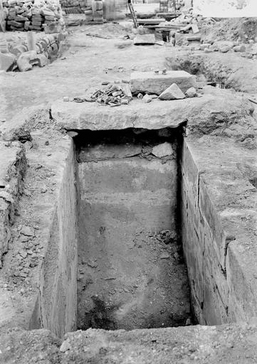 Tombe d'Henri de Braine, découverte le 12 septembre 1919, violée en 1721 lors de l'enterrement de François de Mailly