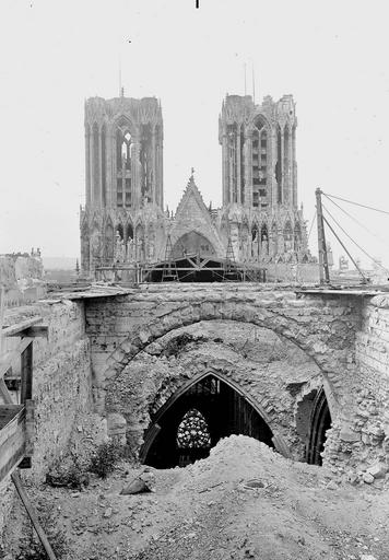 Couverture provisoire, montage des bois par la brèche du transept