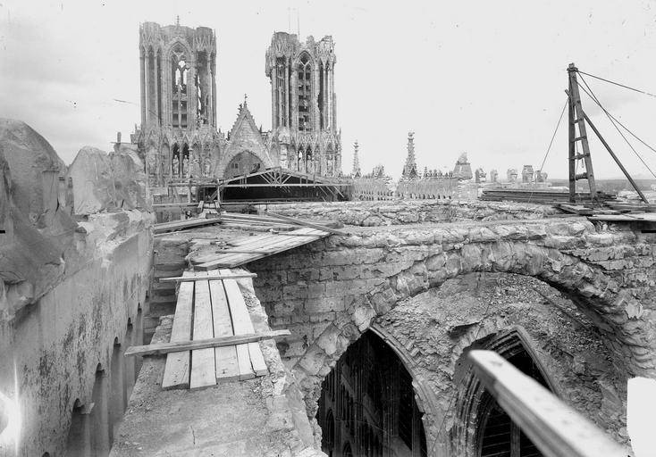 Couverture provisoire, montage des bois par la brèche du transept