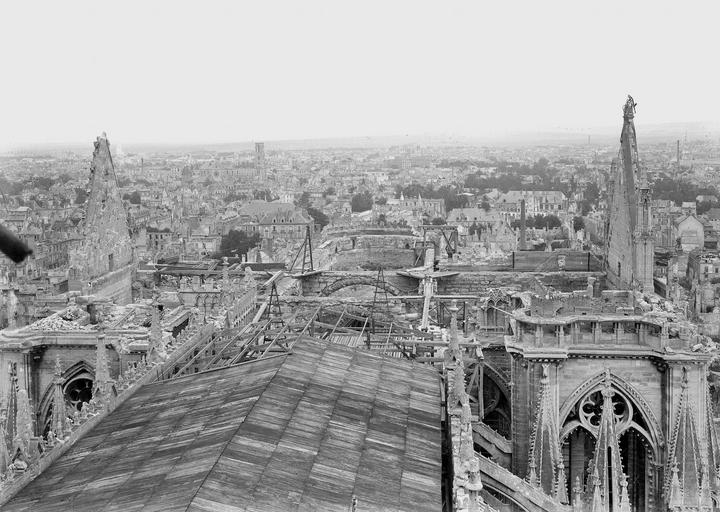 Couverture provisoire de la charpente de la nef, vue en dessus