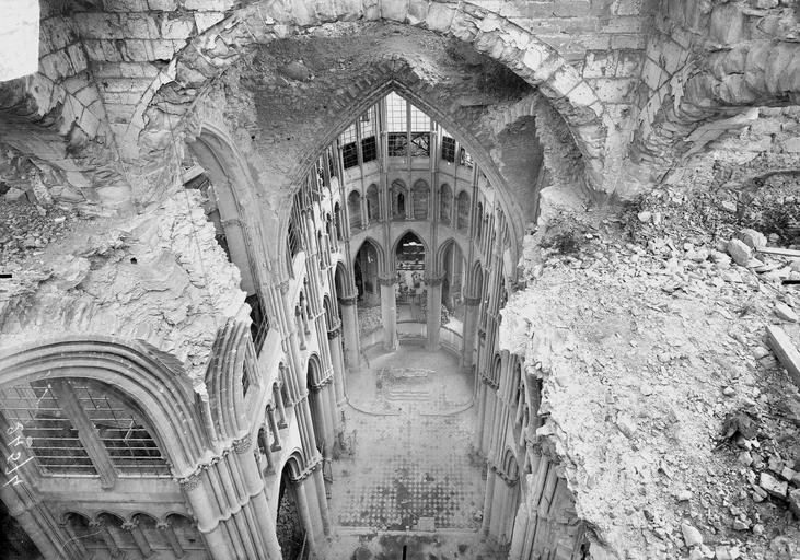 Brèche des voûtes de la croisée du transept, en dessus