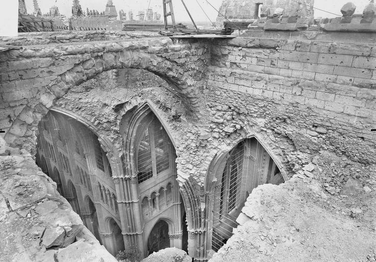 Brèche des voûtes effondréees du transept, en dessous