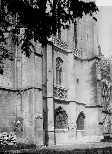 Église, partie de la façade latérale