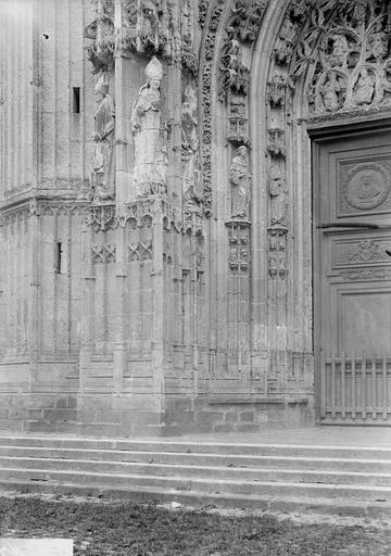 Église, ébrasement du portail central