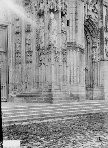 Église, ébrasement du portail central