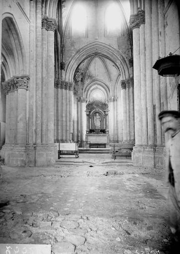 Nef, vue de l'entrée