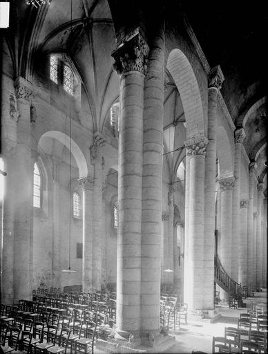 Église, bas-côté et nef