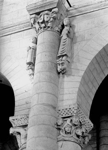 Église, chapiteau et statues de la nef