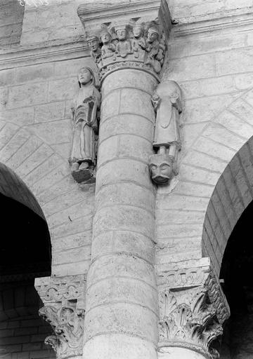 Église, chapiteau et statues de la nef