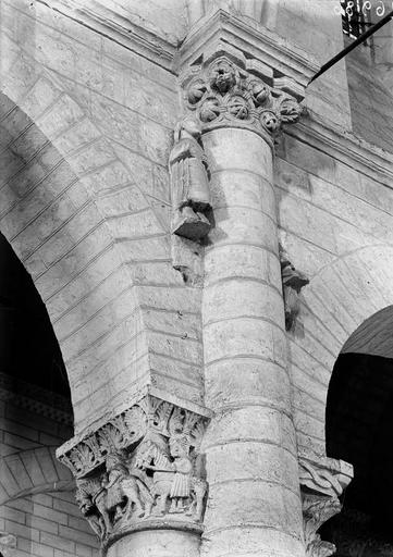 Église, chapiteau et statues de la nef