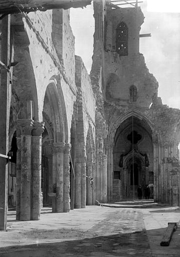 Ruines, nef, vue de l'entrée