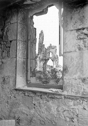 Ruines, ensembke vu au travers d'une fenêtre de maison