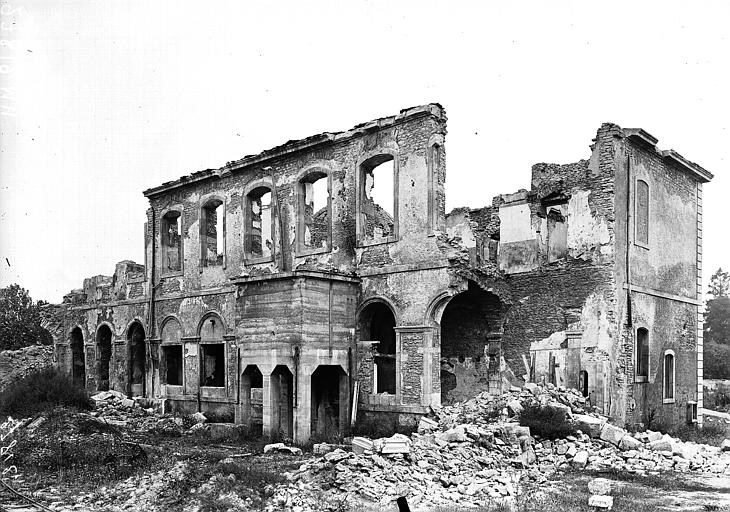 Façade sur cour, brêche d'angle