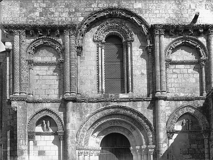 Portail et fenêtres, à l'ouest