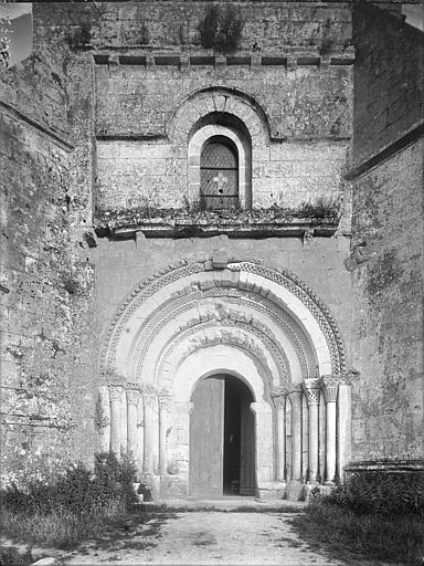Portail et fenêtre à l'ouest