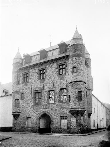 Château de Bailleul et immeubles accolés