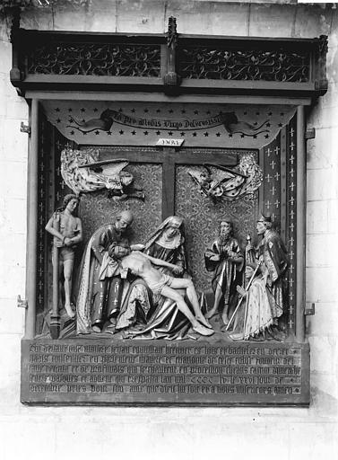 Monument funéraire de Jean Coquillau : La Vierge de Pitié, saint Sébastien et saint Jean-Baptiste le donateur accompagné d'un évêque - © Ministère de la Culture (France), Médiathèque du patrimoine et de la photographie, diffusion RMN-GP