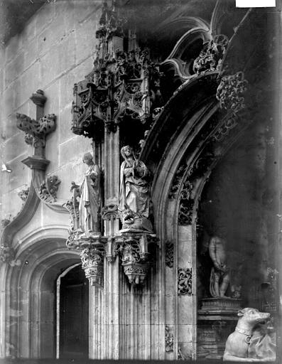 Eglise : Tombeau de Marguerite de Bourbon, statuettes et détail d'angle