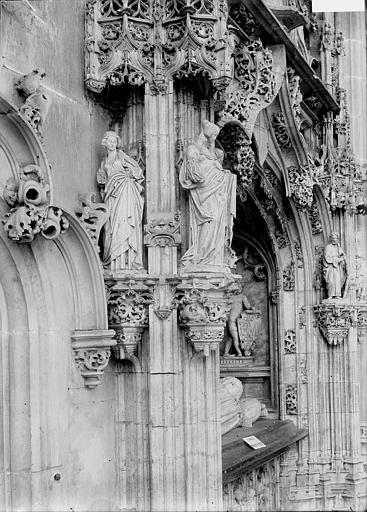 Eglise : Tombeau de Marguerite de Bourbon, statuettes