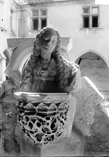 Fragments de sculptures déposés dans le cloître - © Ministère de la Culture (France), Médiathèque du patrimoine et de la photographie, diffusion RMN-GP