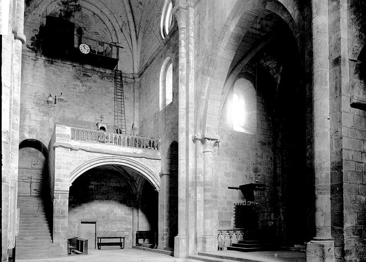 Détail intérieur: escalier et tribune